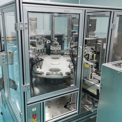 ভালো দাম PLC নিয়ন্ত্রিত ডেসিক্যান্ট ক্যাপ অ্যাসেম্বলি মেশিন, ৯৯% যোগ্যতার হার এবং স্বয়ংক্রিয় সিলিকা জেল ভর্তি অনলাইন