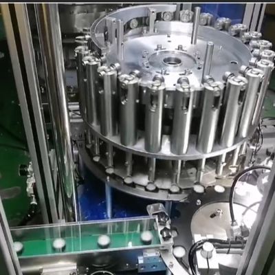 বোতল ক্যাপ উত্পাদন উপর সঠিক gasket ভরাট জন্য উচ্চ গতির ক্যাপ আস্তরণের মেশিন